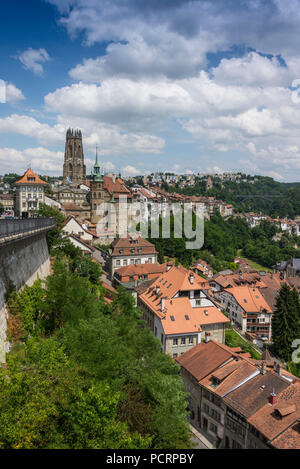 Blick von der Rue Des Alpes auf die Stadt mit der St.-Nikolaus-Kirche, Fribourg, Kanton Freiburg, West Switzerland, Schweiz Stockfoto