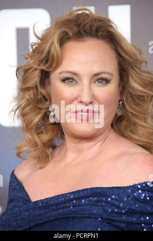 NEW YORK, NY - DEZEMBER 13: VIRGINIA MADSEN besucht die Premiere von 'Joy' im Ziegfeld Theater am 13. Dezember 2015 in New York City. Personen: VIRGINIA MADSEN Stockfoto