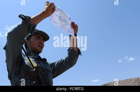 DAYKUNDI Afghanistan - neu ernannten Afghanischen einheitliche Polizei Mitglied zeigt seine Diplom vom Basic DP Schulung zur Alp Mitglieder während einer Diplomverleihung an der Kajran Bezirk Mitte, Juli 18. Die ALP und AUP spielen eine entscheidende Rolle für die Sicherheit der Gebiete im Süden Afghanistans. Stockfoto