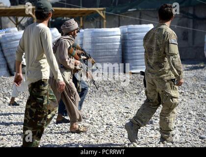 Afghanische Polizei Kandidaten bewegen als Gruppe während der Ausbildung in Arghandab Bezirk, Provinz Kandahar, Afghanistan, Okt. 20. Die Bewerber durchlaufen einen dreiwöchigen Kurs die grundlegende Treffsicherheit, patrouillieren, Improvised Explosive Device Anerkennung und Sicherheit Techniken. ALP ergänzt Aufstandsbekämpfung Bemühungen durch die Hilfe und Unterstützung von ländlichen Gebieten mit eingeschränkten der afghanischen nationalen Sicherheitskräfte Präsenz, um die Voraussetzungen für eine verbesserte Sicherheit, Governance und Entwicklung zu ermöglichen. Stockfoto