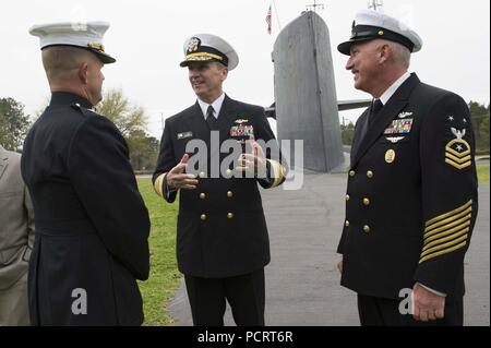 KINGS Bay, Ga. (18. März 2014) Chef der Naval Operations (CNO) Adm. Jonathan Greenert Gespräche mit Navy Junior ROTC Ausbilder von Camden County High School bei der USS George Bancroft (SSBN 643) Befehl während einer Flotte engagement Besuch der Naval Submarine Base Kings Bay, wo er und der Master Chief Petty Officer der Marine (MCPON) Mike Stevens eine all-Händen rufen Sie die aktuellen und zukünftigen Status der Marine mit Kings Bay Matrosen zu diskutieren. Greenert sprach auch als Keynote Speaker bei einem Mittagessen von der Camden Partnerschaft gehostet und behandelt Fragen aus der Gruppe über die Konz Stockfoto