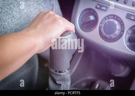 Die Treiber von Hand Schalten mit dem Gangschalthebel. Betriebsanleitung Getriebe Konzept Stockfoto