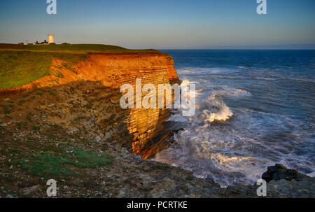 Nash und Leuchtturm bei Sonnenaufgang, South Wales (3) Stockfoto