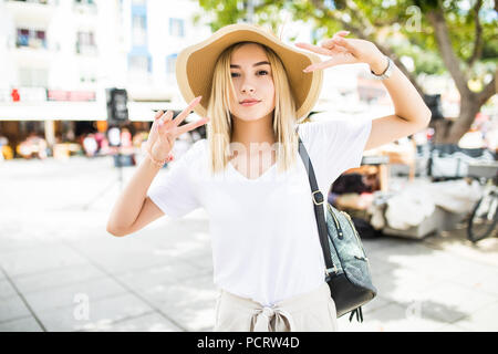 Modisch gekleidete Frau auf der Straße eine kleine italienische Stadt shopping Konzept Stockfoto