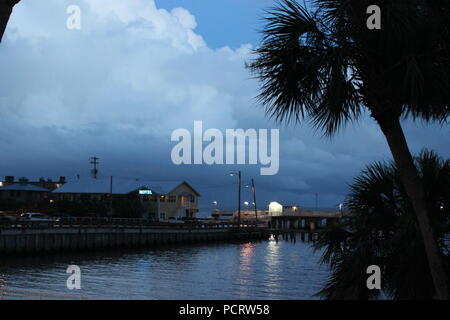 Einen Sturm über dem Golf von Mexiko als Nacht in Cedar Key, Florida, United States fällt. Stockfoto