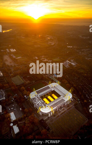 SignalIdunaPark, Signal Iduna Park, Westfalenstadion, Bundesliga Stadion von Borussia Dortmund, BVB O 9, Stadion mit Rasen Heizung, Rasen Beleuchtung in der Morgendämmerung, Dortmund, Ruhrgebiet, Nordrhein-Westfalen, Deutschland Stockfoto