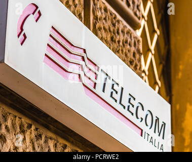 RAVENNA, Italien - 2. August 2018: Schmutz und Staub bedecken die TELECOM Logo auf Storefront Stockfoto