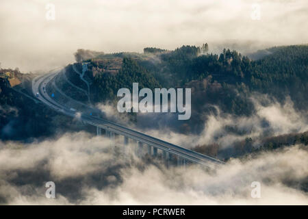 Luftaufnahme von Arnsberg, Oeventrop, Autobahn A46-Brücke im Nebel, tief liegende Wolken, Sauerland Stockfoto