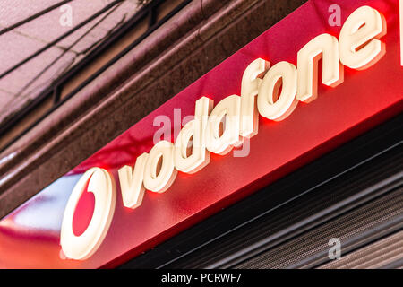 RAVENNA, Italien - 2. August 2018: Schmutz und Staub bedecken die Vodafone Logo auf Storefront Stockfoto