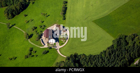 Luftaufnahme, Voralpen mit grünen Wiesen, bäuerlichen Huf, einsame Farm, Waidhofen an der Ybbs, Niederösterreich, Österreich Stockfoto