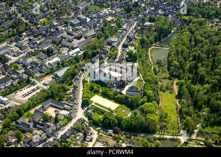 Blick über Berleburg Schloss mit Orangerie an die Stadt Bad Berleburg, Bad Berleburg, Siegen-Wittgenstein, Rothaargebirge, Nordrhein-Westfalen, Deutschland Stockfoto