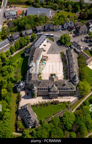 Blick über Berleburg Schloss an die Stadt Bad Berleburg, Bad Berleburg, Siegen-Wittgenstein, Rothaargebirge, Nordrhein-Westfalen, Deutschland Stockfoto