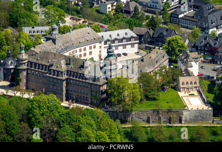 Blick über Berleburg Schloss an die Stadt Bad Berleburg, Bad Berleburg, Siegen-Wittgenstein, Rothaargebirge, Nordrhein-Westfalen, Deutschland Stockfoto