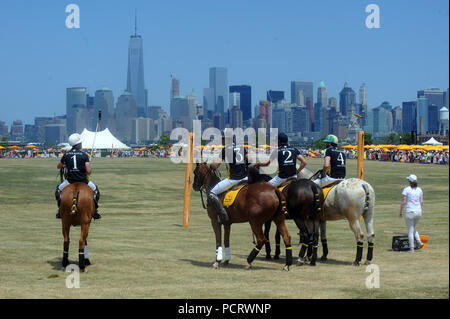 JERSEY CITY, NJ - 30. Mai: Atmosphäre besucht die Eighth-Annual Veuve Clicquot Polo Classic im Liberty State Park am 30. Mai 2015 in Jersey City, New Jersey Personen: Atmosphäre Stockfoto