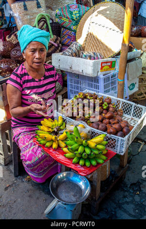 Marketingspezialist mit Bananen (Musa) und Salak, Schlange Obst oder schlangenleder Obst, Salak Palm (Salacca zalacca) Obst, street scene, Ubud, Bali, Indonesien, Asien Stockfoto