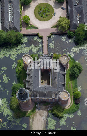 Luftaufnahme, Schloss Moyland, Gärten, Kräutergarten, äußere Bailey, Rondell, der Kölner Dom Architekten Ernst Friedrich Zwirner im neugotischen Stil, Bedburg-Hau, Niederrhein, Schloss Moyland, Bedburg-Hau, Museum, Nordrhein-Westfalen, Deutschland, Europa Stockfoto