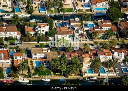 Jachthafen von Empuriabrava, Ampuriabrava Castelló d'Empúries am Golf von Roses, Cottages mit Wharf, dem größten Hafen in Europa, Boot Kanäle, Empuriabrava, Costa Brava, Katalonien, Spanien Stockfoto