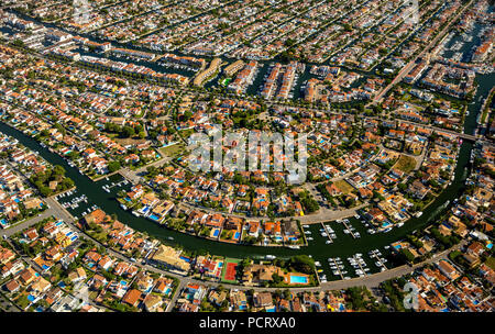 Jachthafen von Empuriabrava, Ampuriabrava Castelló d'Empúries am Golf von Roses, Cottages mit Wharf, dem größten Hafen in Europa, Boot Kanäle, Empuriabrava, Costa Brava, Katalonien, Spanien Stockfoto