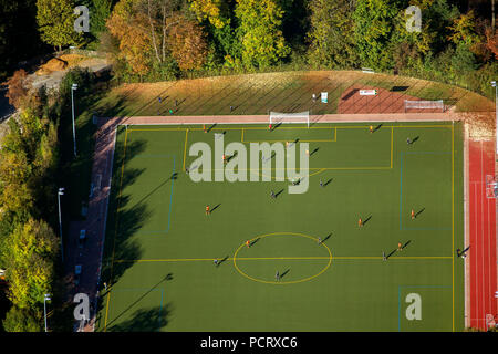 Luftaufnahme, Fußballplatz, vertikaler, Ansicht von oben, Fußball Feld an städtischen Park Lutherstraße, Bochum, Wattenscheid, Ruhrgebiet, Nordrhein-Westfalen, Deutschland, Europa Stockfoto