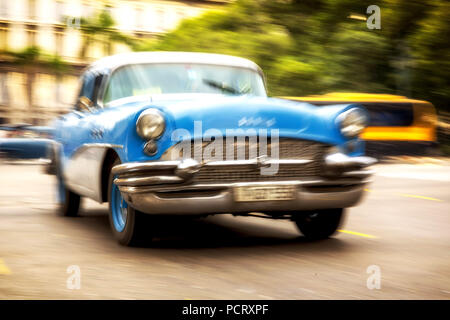 Geschwindigkeit, verwischt, fahren alte Autos, blau Oldtimer der Straße, Alte American Road Cruiser auf den Straßen von Havanna, Taxi, La Habana, Havanna, La Habana, Kuba, Kuba Stockfoto