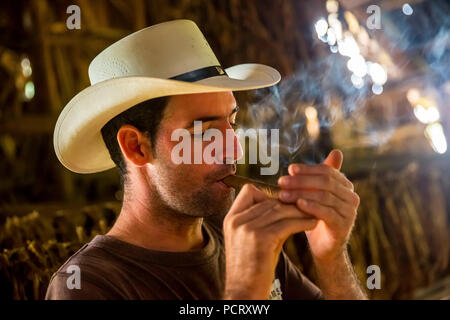 Tabak Landwirt, Tabak Bauer Luis Manne Alvares Rodrigues, der eine Havanna Zigarre, Tabak Bauernhof im Tal von Vinales, Viñales, Kuba, Pinar del Río, Kuba Stockfoto