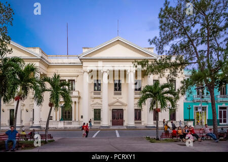 Neoklassische Bibliothek Marti im Zentrum von Santa Clara, die Biblioteca Marti, Streetlife in der Innenstadt von Santa Clara im Parque de Santa Clara, Villa Clara, Kuba Stockfoto