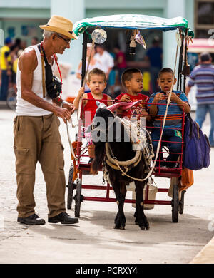 Kinder- Unterhaltung, eine Ziege - zog die Kinder Schlitten, Streetlife in der Innenstadt von Santa Clara im Parque de Santa Clara, Villa Clara, Kuba Stockfoto