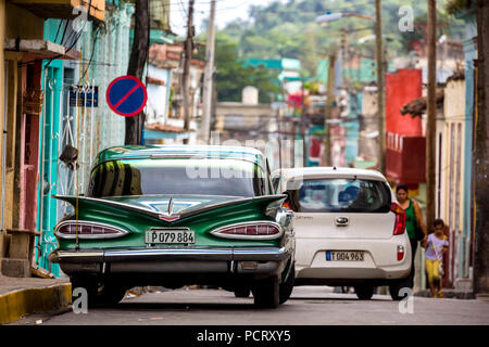 Oldtimer, historische Straße 393, grün Impala, streetlife in Downtown Santa Clara im Parque de Santa Clara, Villa Clara, Kuba Stockfoto