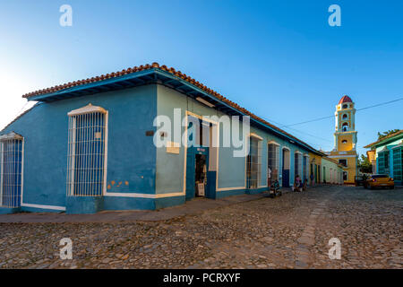 Blau Shop vor der Convento de San Francisco De Asis Kirche, Trinidad, Kuba, Sancti Spíritus, Kuba Stockfoto