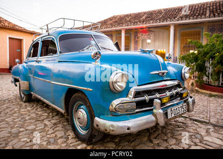 Historische Autos, alte Straße 393 im historischen Zentrum von Trinidad, Trinidad, Kuba, Sancti Spíritus, Kuba Stockfoto