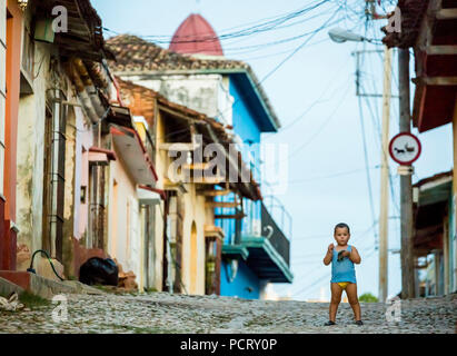 Kleiner Junge mit Windeln steht auf der Straße, Straße im historischen Zentrum von Trinidad, Trinidad, Kuba, Sancti Spíritus, Kuba Stockfoto