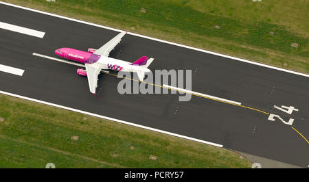 Luftaufnahme, Dortmund Wickede Flughafen, Startbahn, Starts, Landebahn, WIZZ, Holzwickede, Ruhrgebiet, Nordrhein-Westfalen, Deutschland, Europa Stockfoto