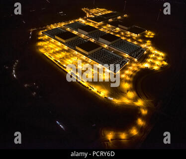 Luftaufnahme, IKEA Logistik Center Dortmund bei Nacht, Dortmund der Ikea Lager beliefert ganz Europa, Dortmund-Ellinghausen, 135 Hektar, 650 Tore, Lkw, Nachtaufnahme, Dortmund, Ruhrgebiet, Nordrhein-Westfalen, Deutschland, Europa Stockfoto