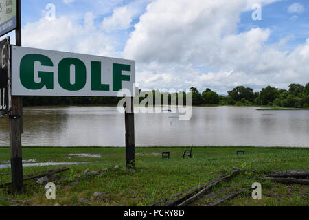 Ein Golfplatz überflutet wegen starker Regenfälle in North Carolina. Stockfoto