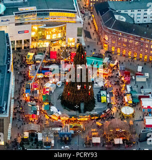 Riesige Weihnachtsbaum am Hansaplatz Square, Dortmund Weihnachtsmarkt Luftaufnahme von Dortmund, Ruhrgebiet Stockfoto