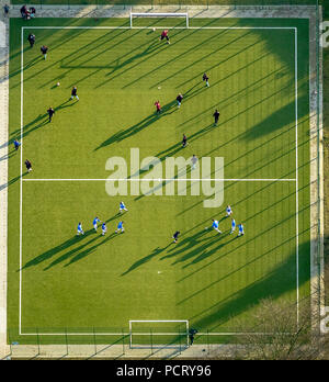 Kunstrasenplatz in Lütgendortmund Evastrasse, Warm-up-Phase, Training vor Sonntag Fußballspiel, Fußballplatz, Luftaufnahme von Dortmund, Ruhrgebiet, Nordrhein-Westfalen Stockfoto