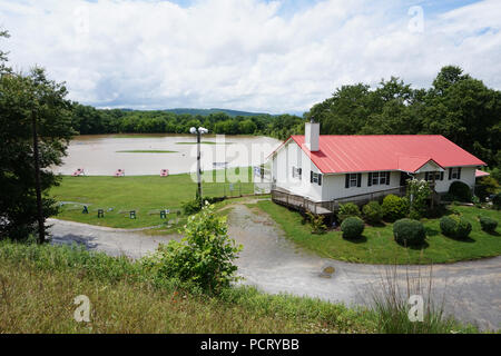 Ein Golfplatz überflutet wegen starker Regenfälle in North Carolina. Stockfoto