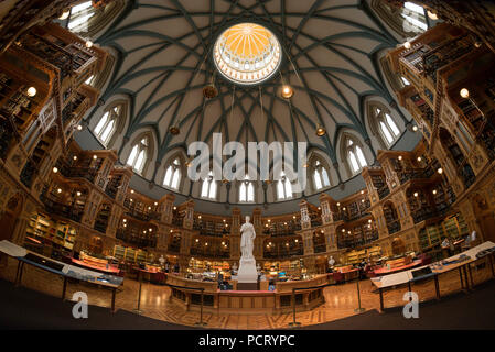 Ottawa, Ontario, Kanada. Fisheye Perspektive der Bibliothek des Parlaments im Innenbereich im mittleren Block Gebäude auf den Parliament Hill. Stockfoto