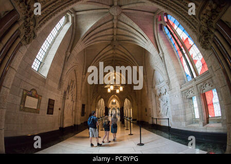 Ottawa, Ontario, Kanada. Fisheye Perspektive auf der Suche nach Süden in Richtung Halle der Ehre aus der Bibliothek des Parlaments Eingang, Center Block, den Parliament Hill. Stockfoto