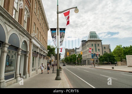 Ottawa, Ontario, Kanada. Blick nach Süden hinunter Sussex Drive, Botschaft der Vereinigten Staaten von Amerika auf der rechten Seite. Stockfoto