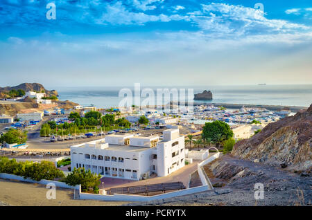 Ansicht von oben Oman seascape mit blauem Himmel und die Berge. Stockfoto