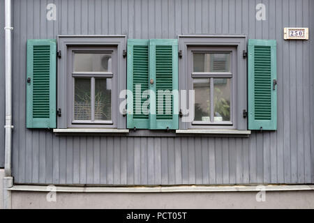 Reihenhaus mit nostalgischen Fensterläden aus Holz und Holz- Wände Stockfoto