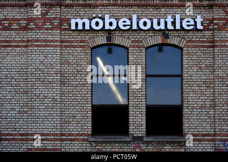 Reihenhaus mit nostalgischen Fensterläden aus Holz und Holz- Wände Stockfoto