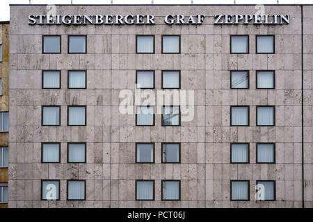 Die markante Fassade mit quadratischen Fensterreihen des Luxus Hotel Steigenberger Graf Zeppelin in Stuttgart. Stockfoto