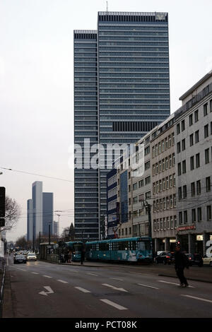 Moderne Hochhäuser wie die Volksbank Tower und Hotels sowie Infrastruktur entlang der Mainzer Straße in Frankfurt Stockfoto