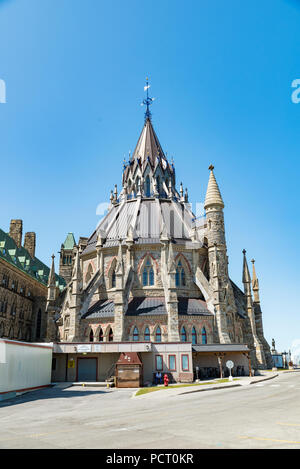 Ottawa, Ontario, Kanada. Bibliothek von Parlament, nördlichen Ende der Center Block Gebäude auf dem Parliament Hill, gegen den blauen Himmel im Sommer, vertikale Ansicht. Stockfoto