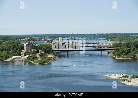 Ottawa River, Kanada. Blick nach Westen, flussaufwärts vom Parliament Hill, Ottawa, Ontario im Sommer. Victoria Island, auf der linken Seite; Gatineau, Quebec auf der rechten Seite. Stockfoto