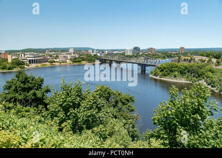 Gatineau, Quebec, Kanada. Suche nach Nordwesten über Ottawa River im Sommer bei Gatineau und Alexandra Brücke vom Parliament Hill, Ottawa, Ontario. Stockfoto