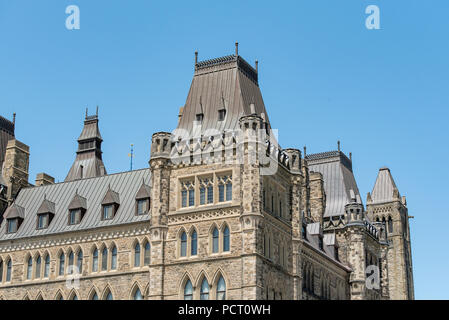Ottawa, Ontario, Kanada. Senat an der Ostseite der Centre Block Gebäude auf dem Parlamentshügel gegen den blauen Himmel im Sommer. Stockfoto