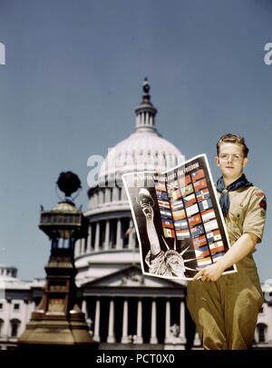 Vereinten Nationen Kampf für die Freiheit: Pfadfinder vor dem Capitol. Sie helfen, durch die Bereitstellung von Plakaten den Krieg - 1943 zu helfen Stockfoto